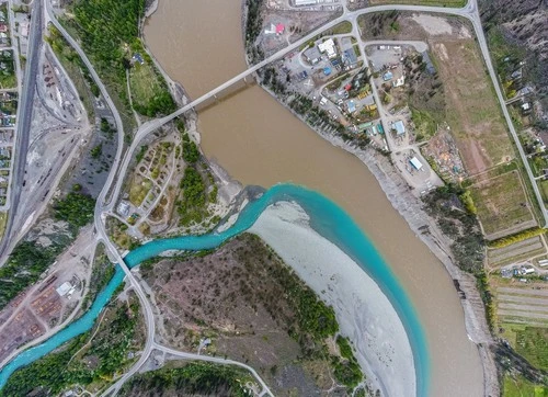 Cayoosh Creek - Two rivers merge - Desde Drone, Canada