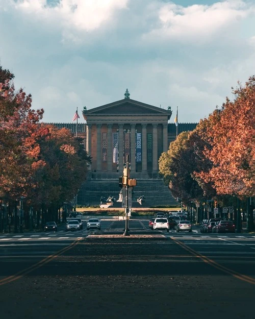 Philadelphia Museum of Art - Från Middle of the street crossing at the street lights, United States