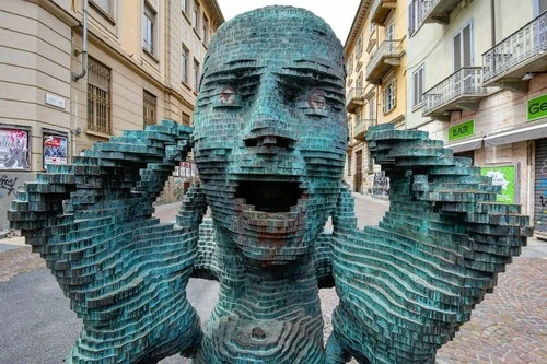 Statua l'Eco - Depuis Via Verdi, Italy