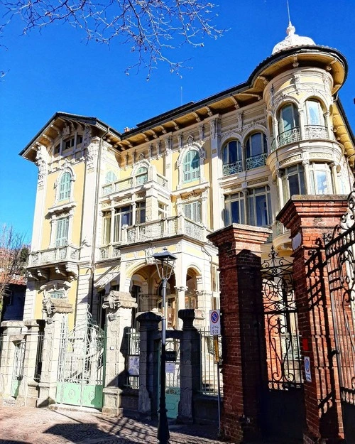 Museo dell'Arte Vetraria Altarese - Desde Viale Riccardo de Caroli, Italy