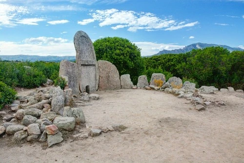 Giants' grave of S'Ena'e Thomes - Italy