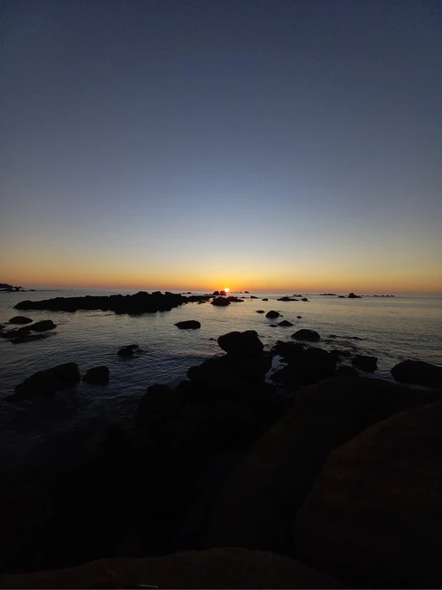 La plage aux rochers - France