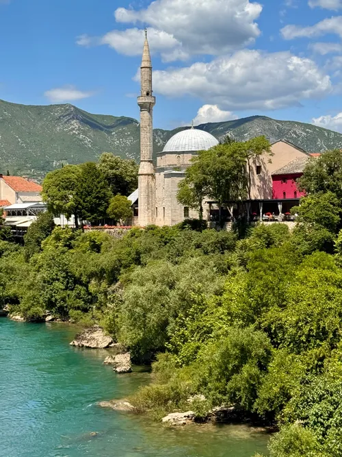 Koski Mehmed Pasha Mosque - Desde Old Bridge Mostar, Bosnia and Herzegovina