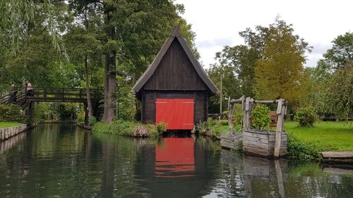 Fischbehälter und Bootschuppen an den Kanälen - From Lehde, Germany