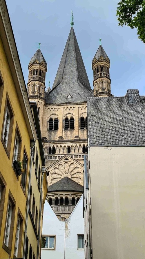 Blick aus den Gassen von Köln auf Groß St. Marting - Tól től Kastellsgäßchen, Germany