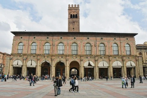 Palazzo Re Enzo - Aus Piazza Maggiore, Italy