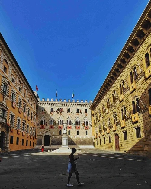 Palazzo Salimbeni - Von Piazza Salimbeni, Italy