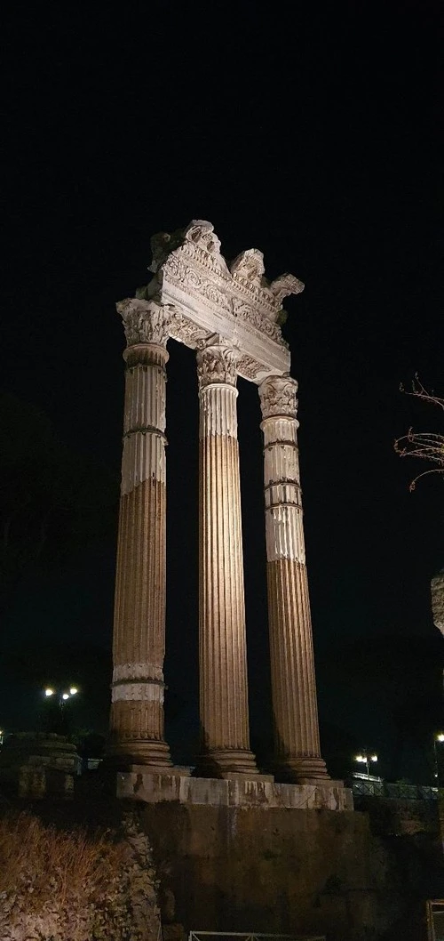 Tempio di Venere Genitric - Desde Below, Italy