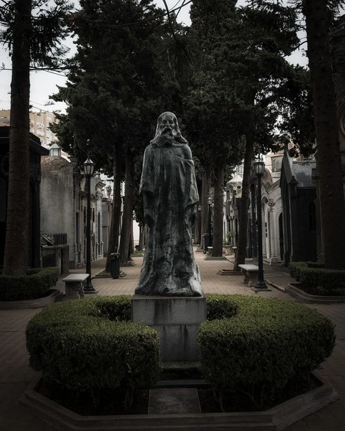 Estatua - Desde Cementerio de Recoleta, Argentina