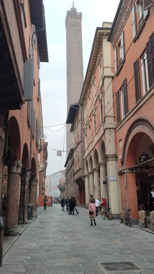 Torre degli Asinelli - Desde Strada Maggiore, Italy