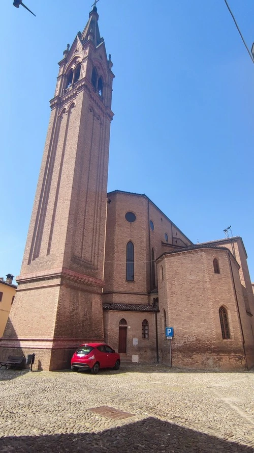 Campanile di Castelvetro e Chiesa Parrocchiale - Desde Piazzale Madonnina, Italy