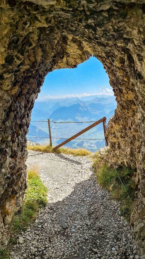 Das Tor zu einer anderen Welt - Z Blumenpfad, Switzerland