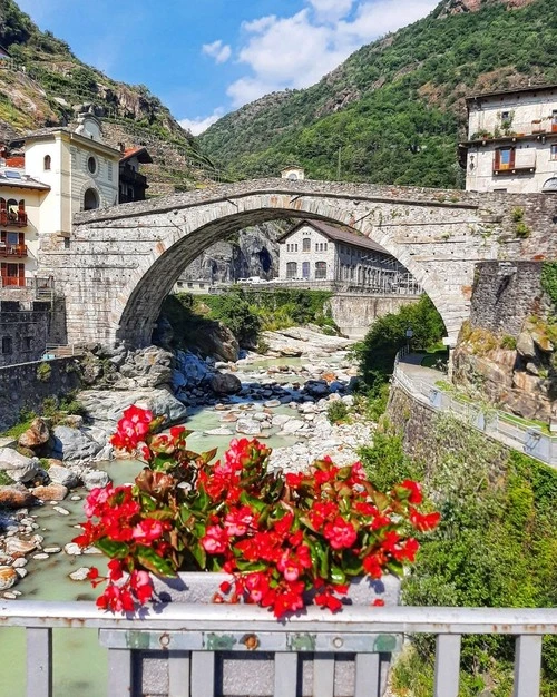 Ponte Del Diavolo - Ад Via E. Chanoux, Italy