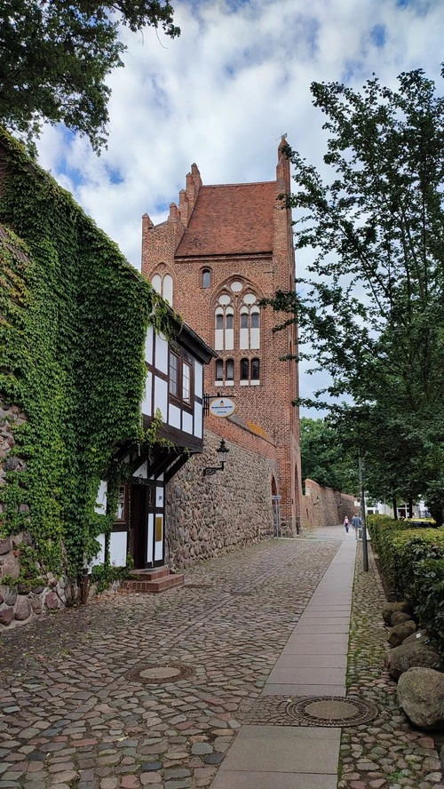 Neubrandenburg, Treptower Tor und Wiekhaus (Versicherungsmuseum) - Germany